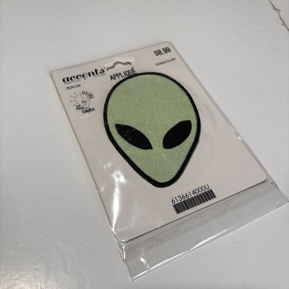 New With Tags Glow In The Dark Alien Iron On Patch 6cm x 9cm - Picture 3 of 6